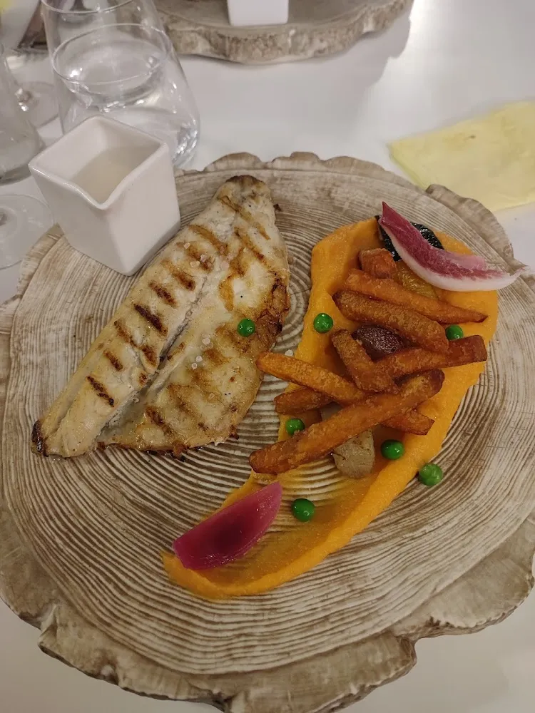 Filet de Poisson Et Patates Douces En Purée Et Frites